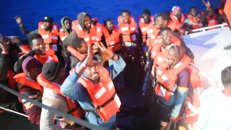 Loď se 166 zachráněnými migranty zakotvila na Sicílii
